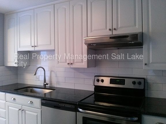 3rd image of 2537 E Yermo Ave