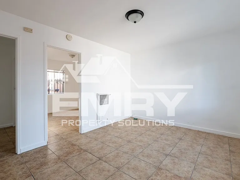 2534 Hill St — Photo 8