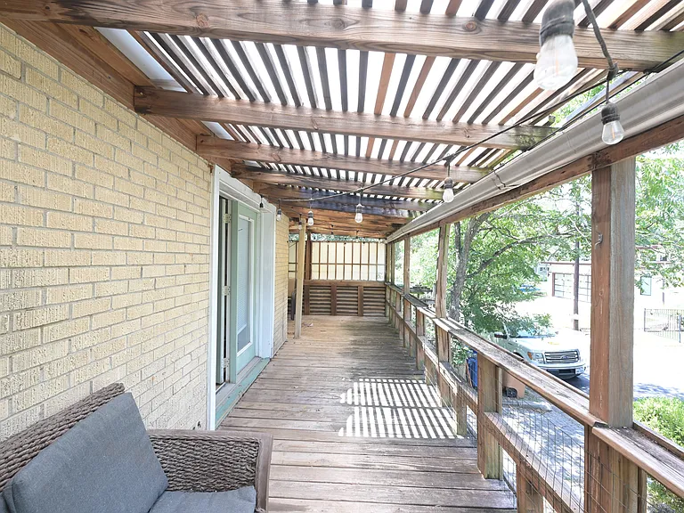 1603 Courtland Ln — Photo 16