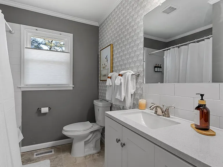 second full bathroom with shower/tub combo in a nice subway tile