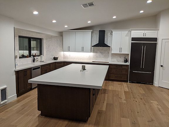 4th image of 1425 E Caroline Ln