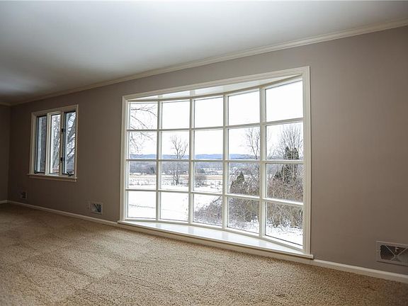 5th image of 18 Old Farm Cir