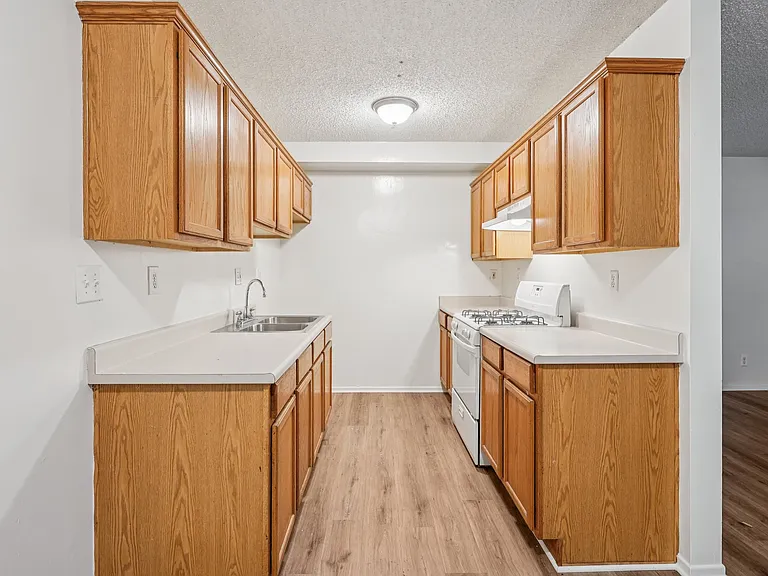 916 S. Carondelet St. — Photo 20