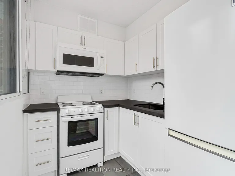 33 Isabella St #205 — Photo 6