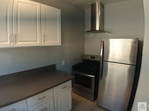 4th image of 563 N Heliotrope Dr #209
