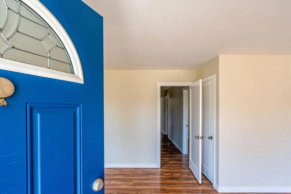 3 bed, 2.0 bath, 1517 sqft, $4,000 — Photo 2