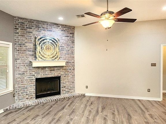 4th image of 405 N Coulter Dr