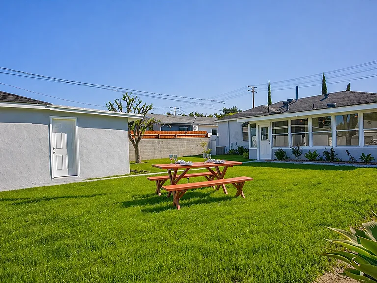 6621 Lindley Ave — Photo 13