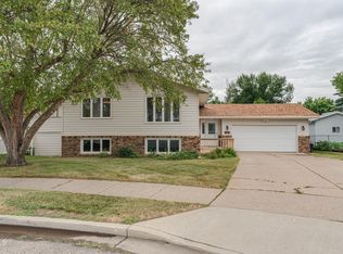 602 Hillview Pl, Mandan, ND 58554