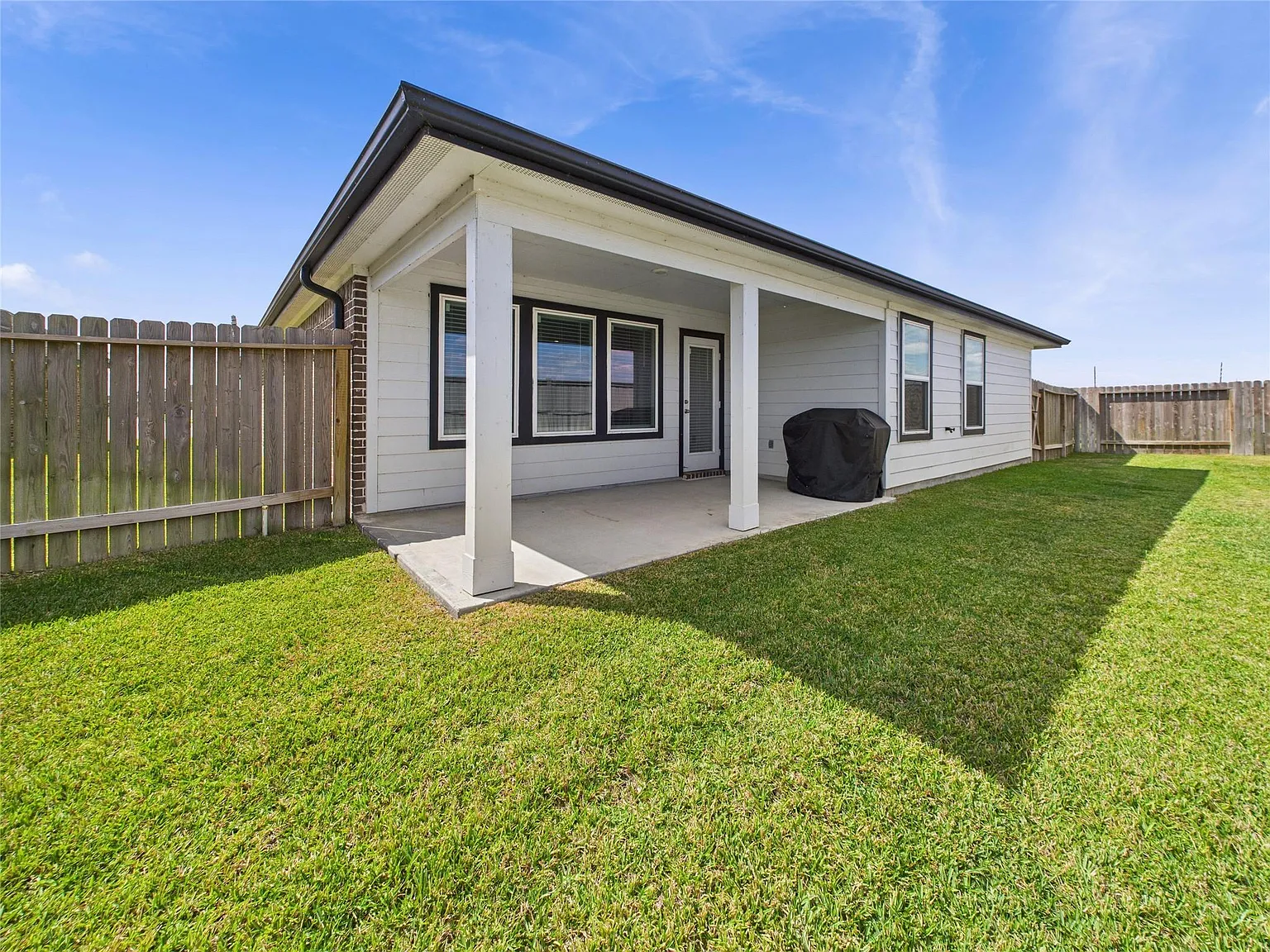 4 bed, 3.0 bath, 2261 sqft, $2,500 — Photo 2