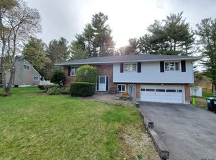 904 W Pine Hill Dr, Schenectady, NY 12303