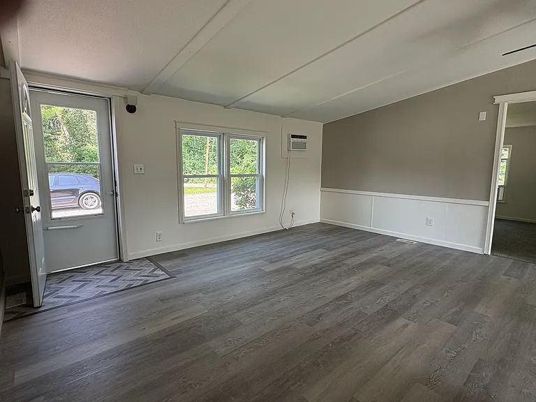 324 S Meridian Rd — Photo 3
