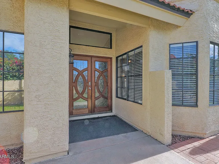 8979 E Gail Rd — Photo 2