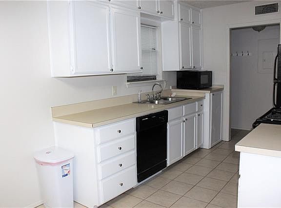 3rd image of 616 Race St APT C