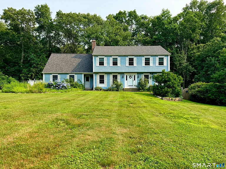 22 Hyde Park Dr — Photo 2