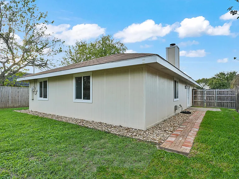 1102 Winecup Cir — Photo 17