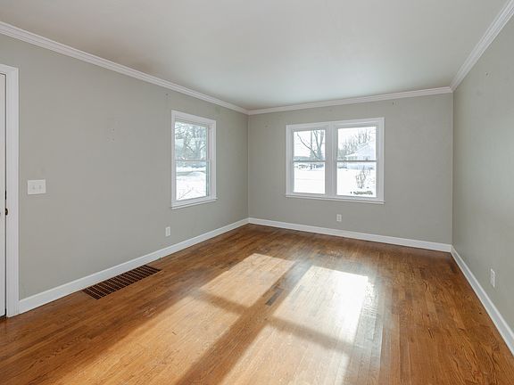 3rd image of 3826 Oakland Dr