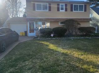 42 Fireplace Ln #2, Hicksville, NY 11801