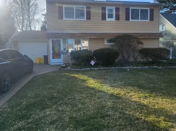 42 Fireplace Ln #2, Hicksville, NY 11801