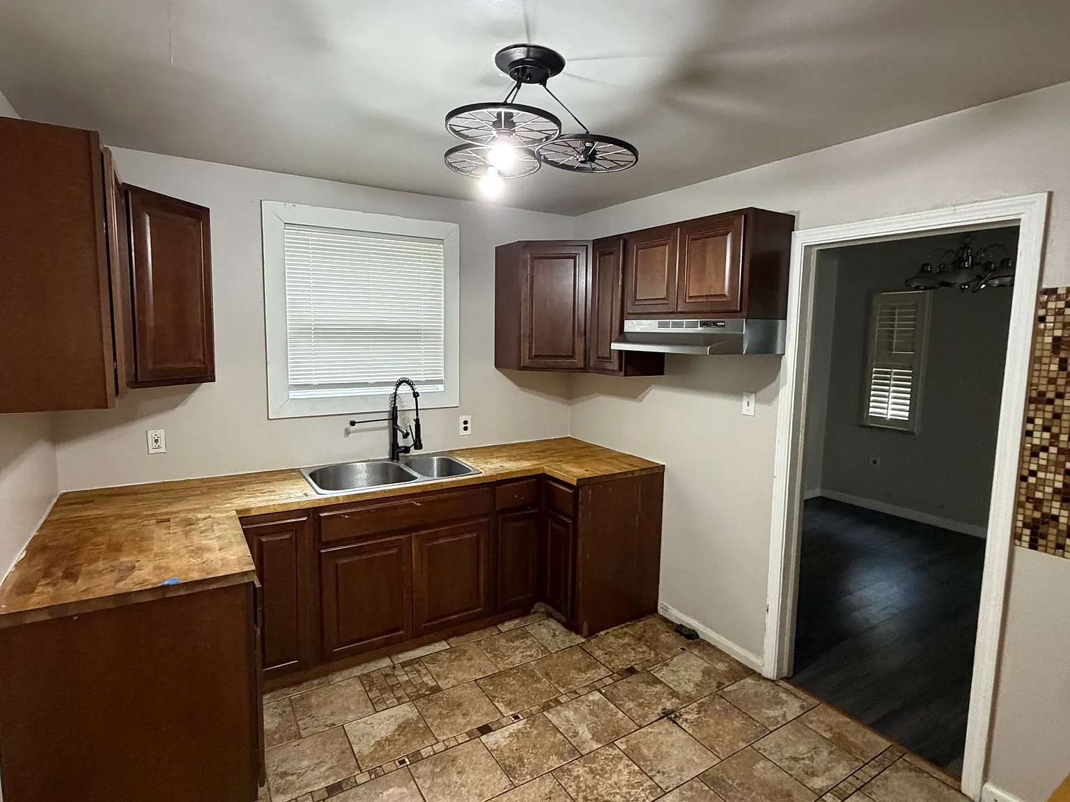 4 bed, 1.5 bath, 1600 sqft, $2,000 — Photo 4