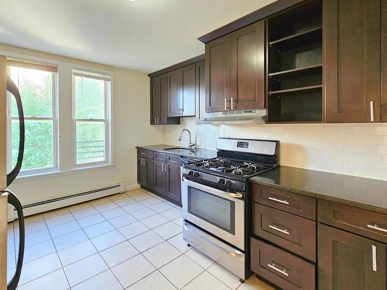2 bed, 1.0 bath, 900 sqft, $2,350 — Photo 2