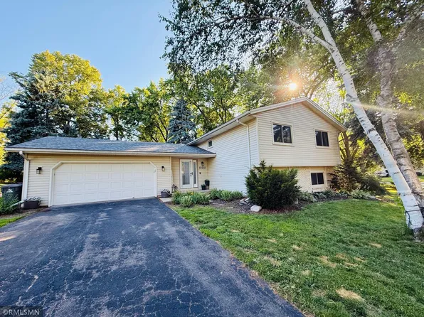 10581 Lake Fall Dr, Eden Prairie, MN 55347