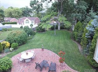 215 Foxhurst Rd, Oceanside, NY 11572