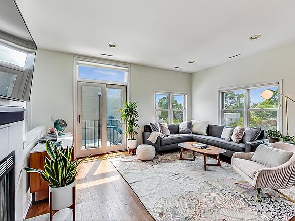 2nd image of 2076 N Humboldt Blvd APT 4W