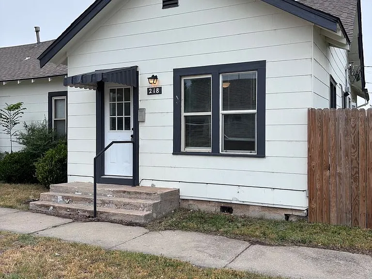218 S Moore Ave — Photo 1