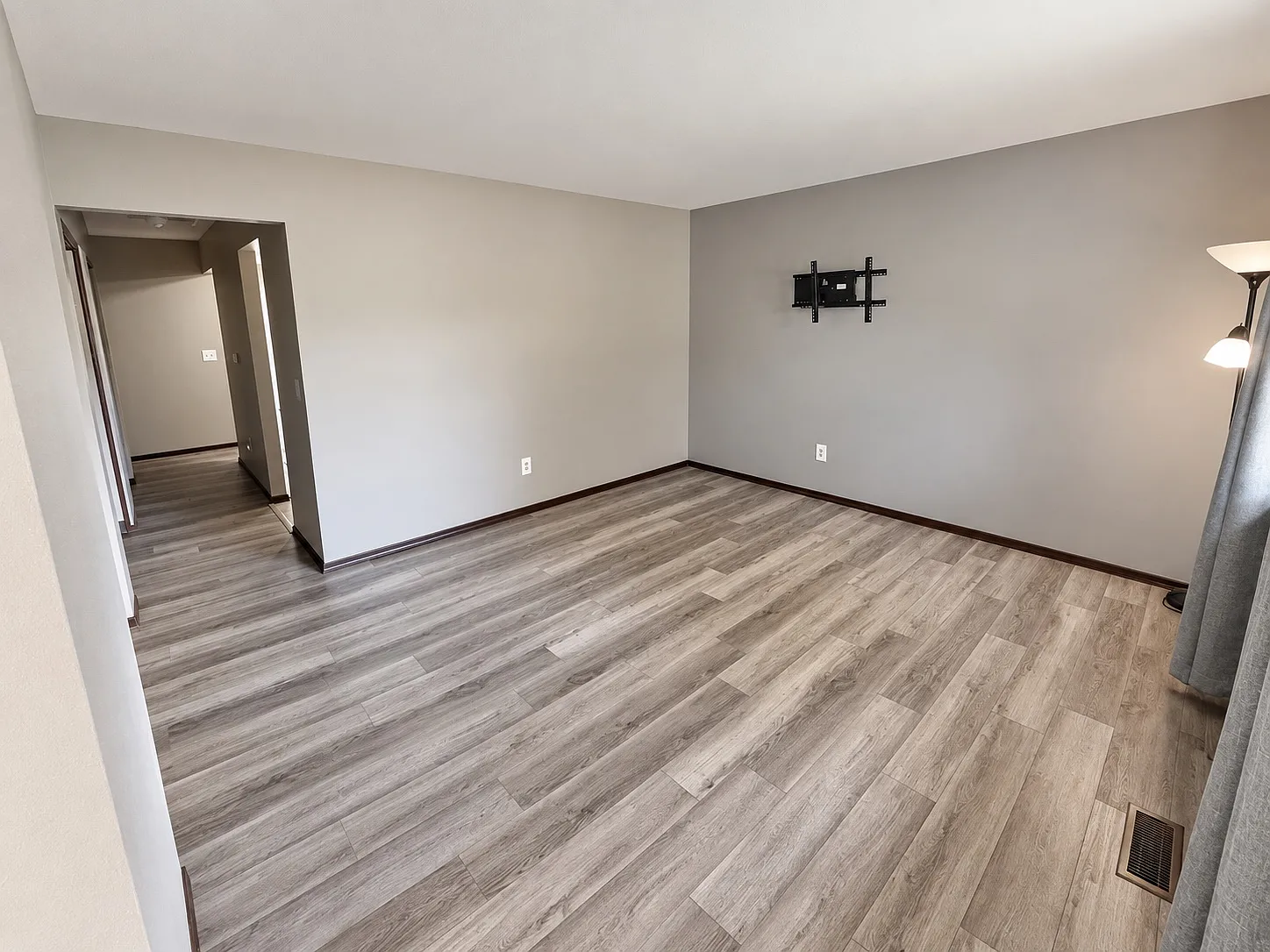 3 bed, 1200 sqft, $1,700 — Photo 2
