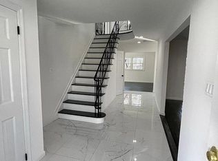 8 Valley Ln N, Valley Stream, NY 11581