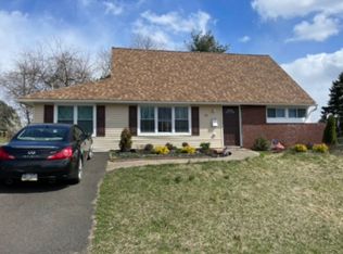 10 Circle Rd, Levittown, PA 19057