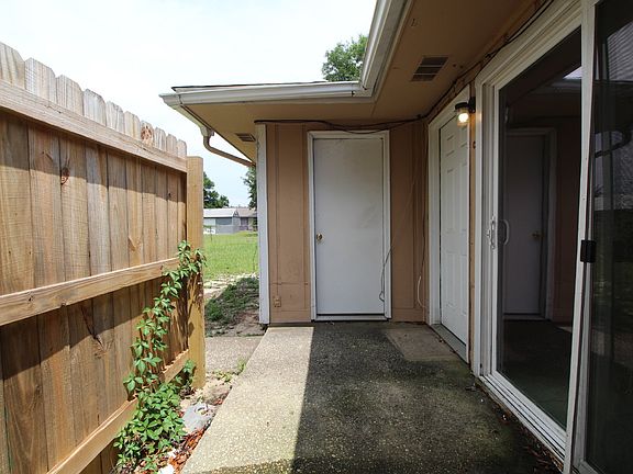 3rd image of 3398 Green Briar Cir APT C