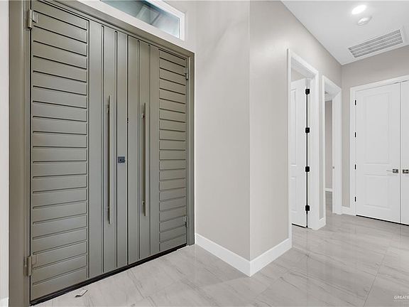 3rd image of 2516 Zinnia St