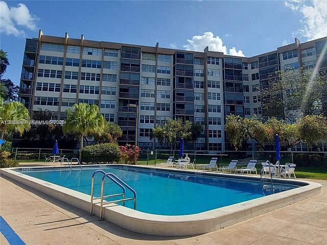 1st image of 1400 Saint Charles Pl APT 323