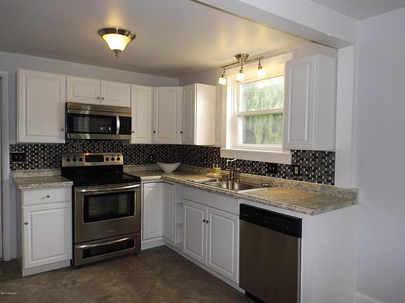 2nd image of 9 Oak Ln