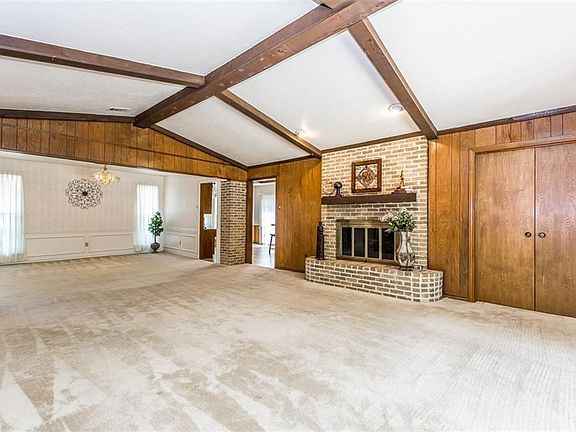4th image of 2703 Lakewood Ln