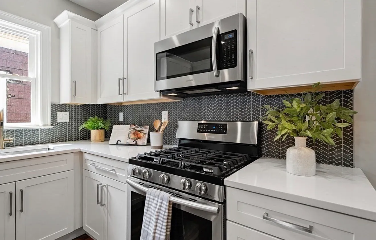 3 bed, 1100 sqft, $3,299 — Photo 2