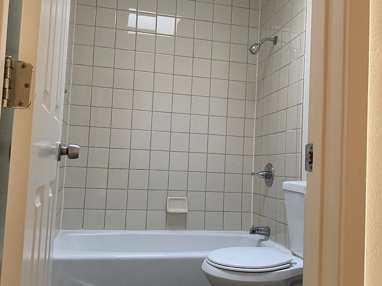 Hollywood Villa Apts. — Photo 3