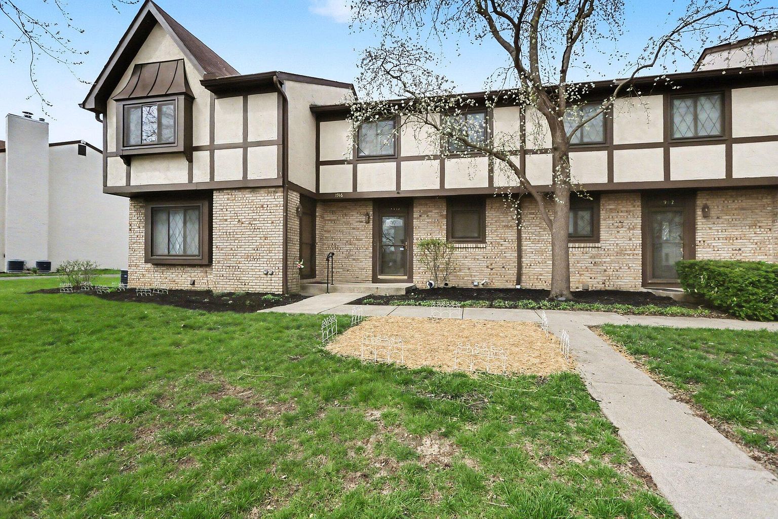 Listing photo 3 for 1914 Laramie Dr #26