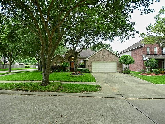 3rd image of 903 Rock Springs Dr