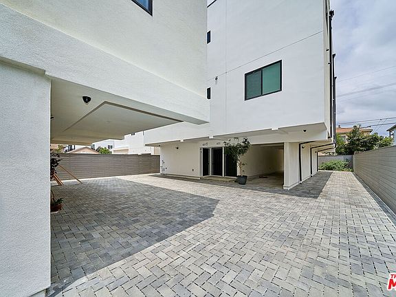 3rd image of 601 W 41st Pl