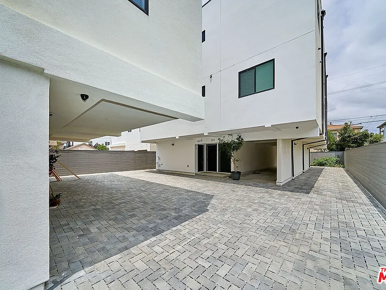 601 1/2 W 41st Pl — Photo 3