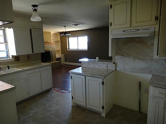 3rd image of 220 S Parks Dr