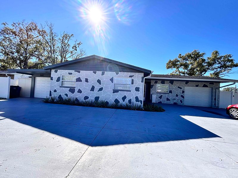 Front View of House with 2 Car Garage