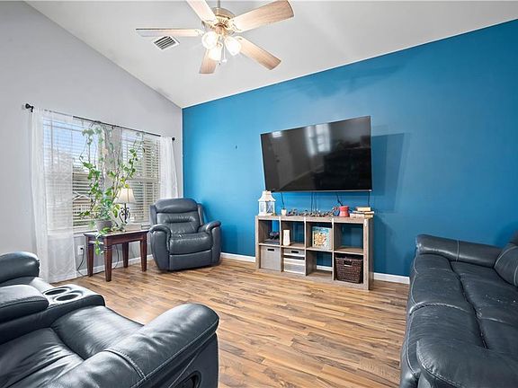 4th image of 209 Maplewood Loop