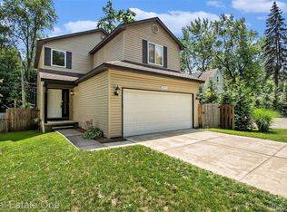 945 Tecumseh Ave, Waterford, MI 48327