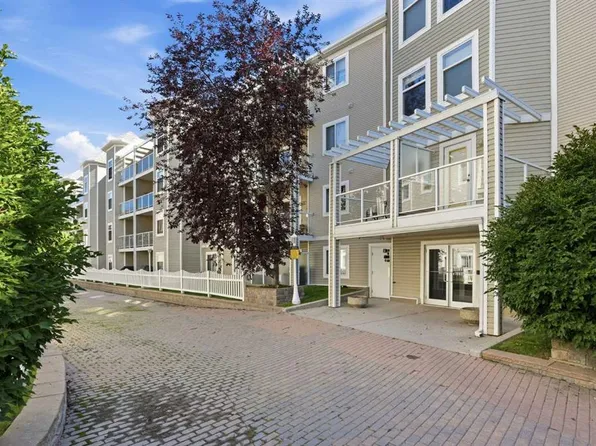 290 W Shawville Way SE #221, Calgary, AB T2Y 3Z9