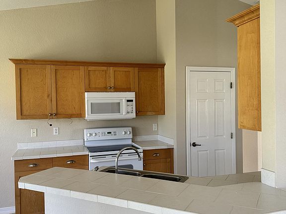 3rd image of 3927 SW 16th Pl