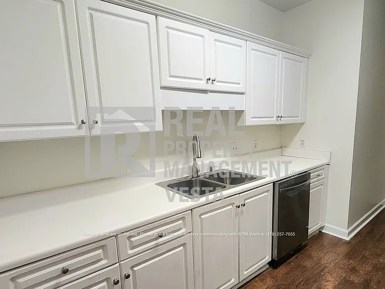 1038 Walnut St — Photo 6